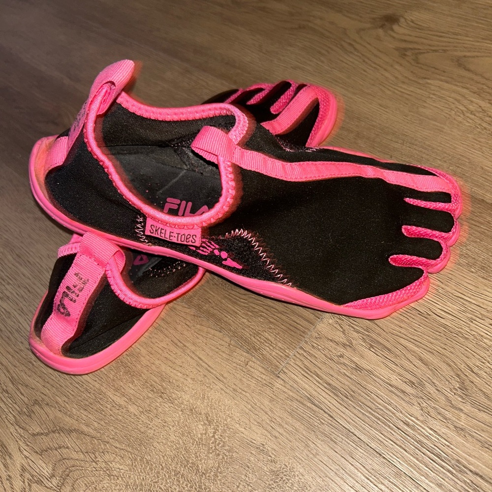 Fila Skele-Toes Black with Vibrant Pink Trim